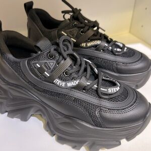 STEVE MADDEN “RECOUPE” PLATFORM BLACK SNEAKER. BRAND NEW SIZE 7. 
.